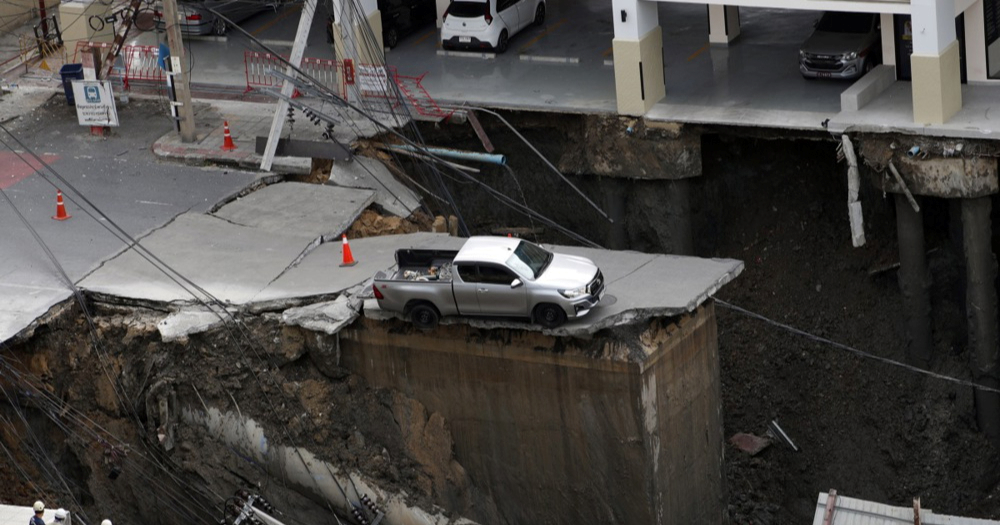 FOTO I VIDEO Otvorila se golema rupa na cesti u Bangkoku