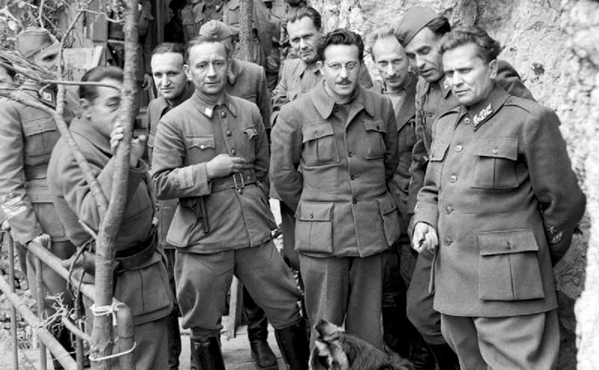 Nijemci, ustaše i četnici su svom silinom napali partizane. Cilj je bio ubiti Tita