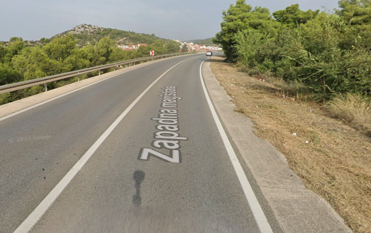 Pijana policajka autom se zabila u ogradu na Jadranskoj magistrali