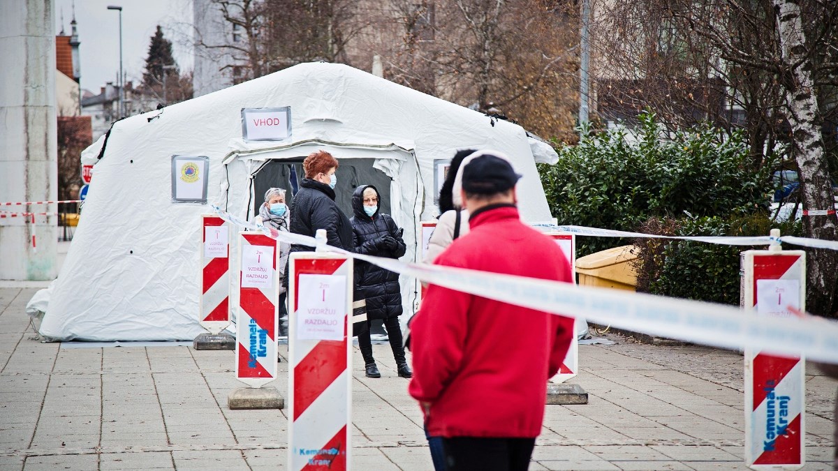Slovenija popušta mjere za policiju i vojsku. Epidemiolozi: Val zaraze se smiruje