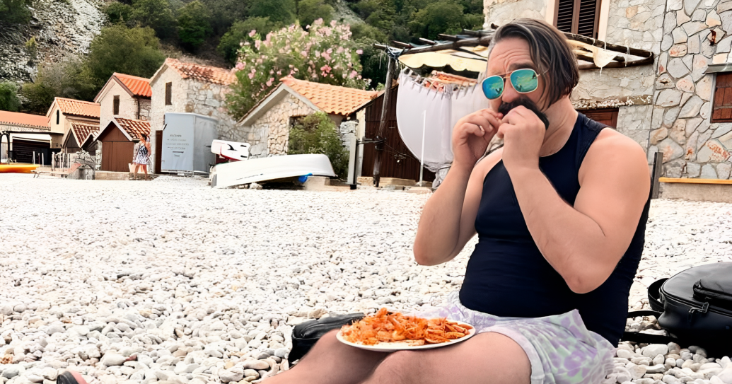 Nakon otkazanog koncerta u Pločama Mrle sjeo na plažu i jeo račiće