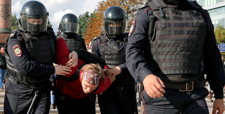 Najveći prosvjed u Rusiji od 2013., maskirani policajci odveli organizatoricu