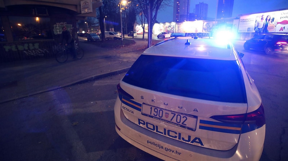 Lopov u Zagrebu pao s nadstrešnice, bježao, skakao po autima... Uhvatili ga građani