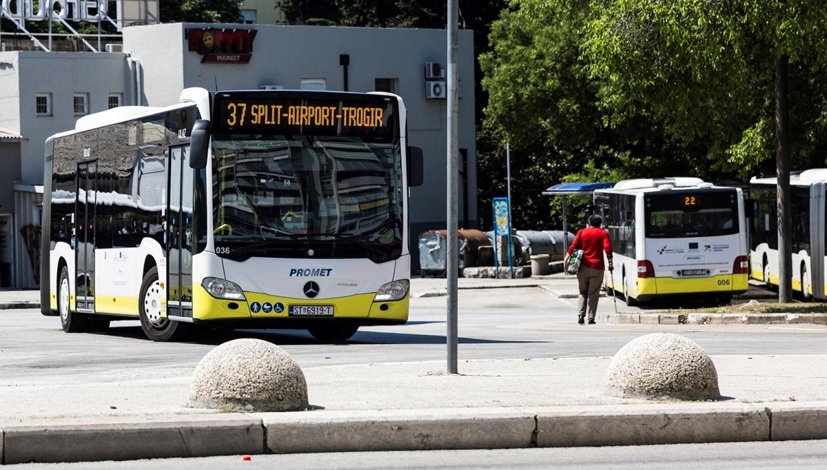 Skupina mladića u subotu demolirala splitski gradski bus. Traži ih policija