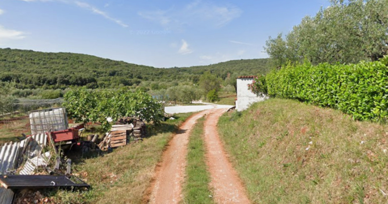 Muškarac u Rovinju poginuo pri popravku traktorske prikolice