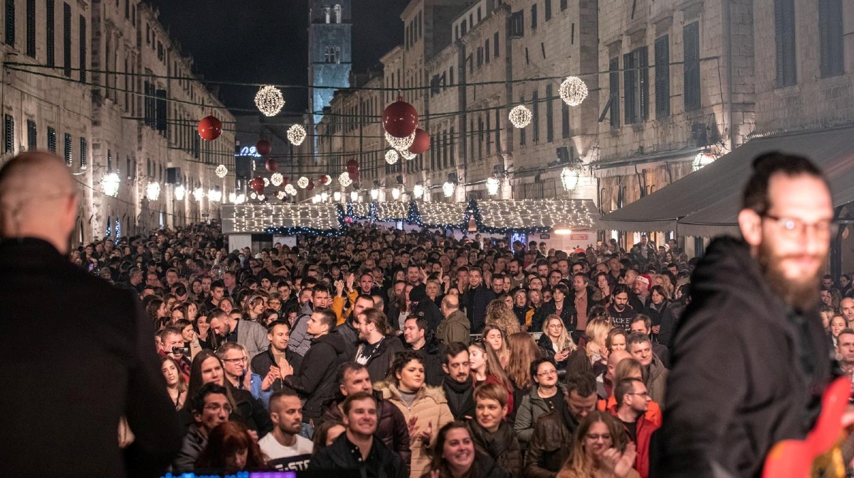 Dubrovčani na Stradunu Novu čekali duže od ostatka Hrvatske, evo što se dogodilo
