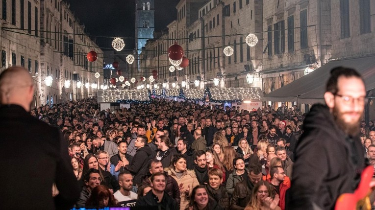 Dok se okolo već čestitalo, Dubrovčani na Stradunu još odbrojavali do Nove. Evo zašto
