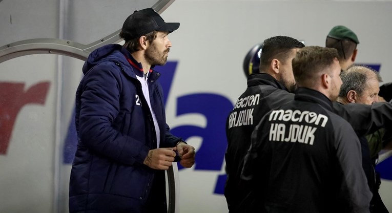 Komentator: Livaja je htio ući na teren usred Torcidinog kaosa. Zaustavio ga Petković