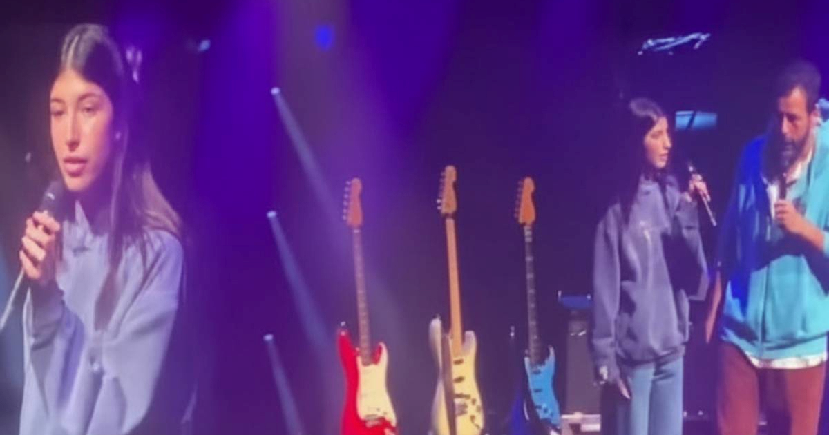 Kći Adama Sandlera (16) iznenadila publiku moćnim vokalom na očevoj turneji