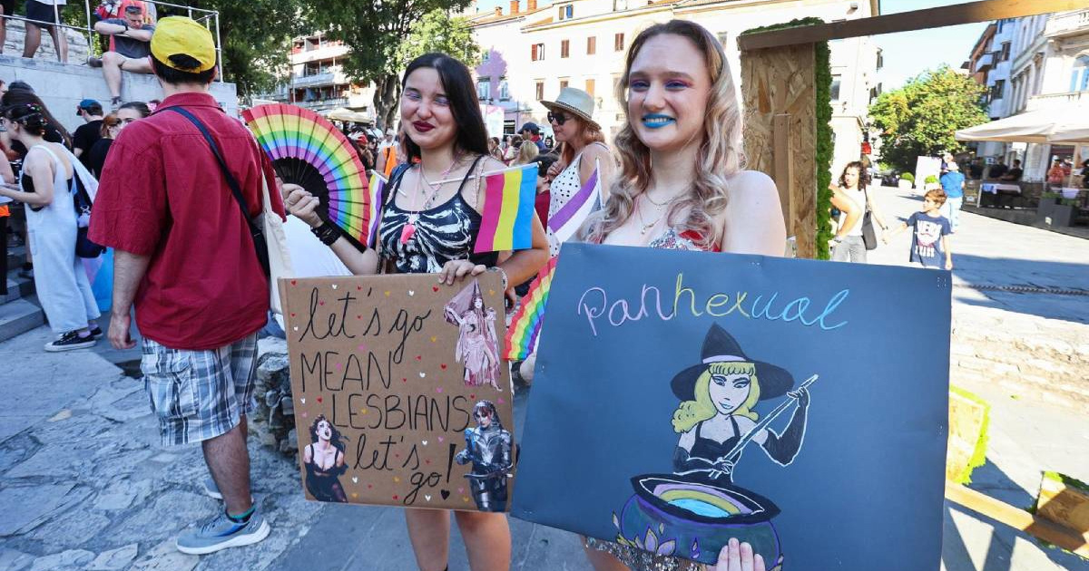 FOTO I VIDEO U Puli održana Povorka ponosa, pažnju privukli transparenti