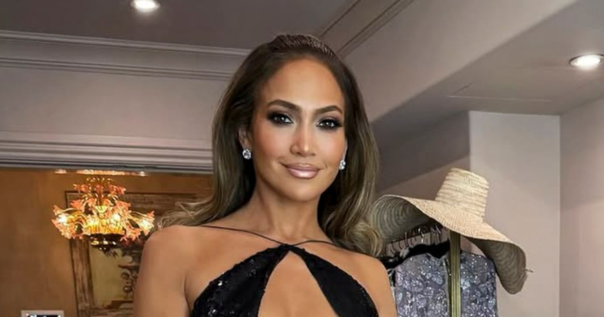 J.Lo ponovno zapalila internet, ovaj put u fantastičnoj šljokičastoj haljini