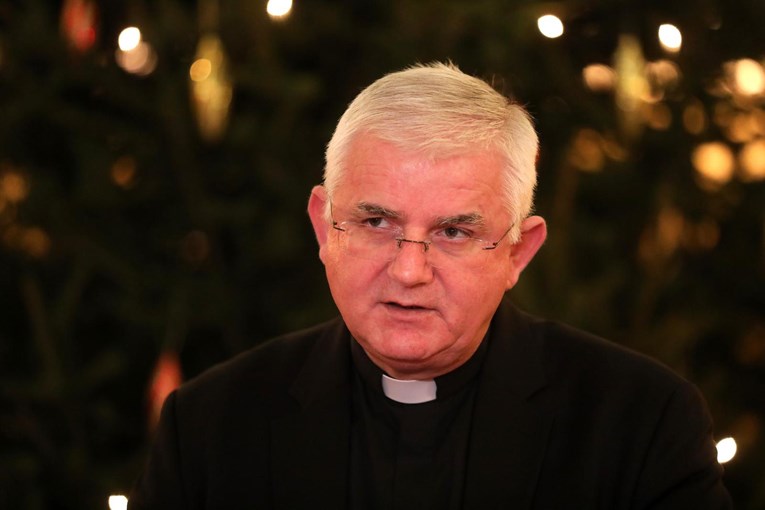Nadbiskup Uzinić o klečavcima: Gaženje ruža pokazuje da to nije molitva