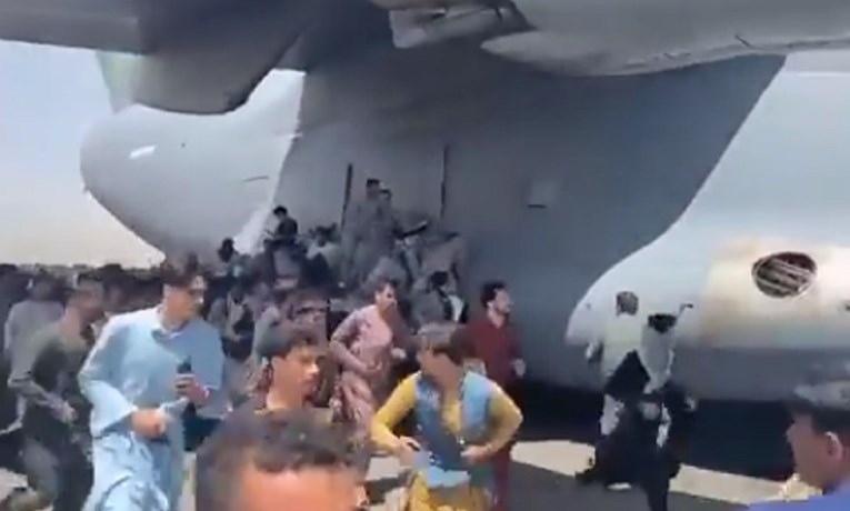 VIDEO Jezive scene iz Kabula, ljudi se vežu za avion, neki pali u smrt