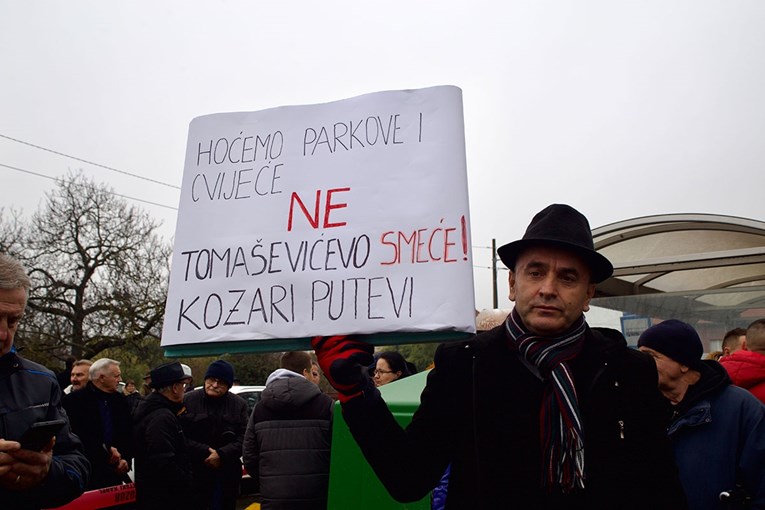 Prosvjed građana u Resniku: Razumijemo Jakuševčane. Ni mi ne možemo otvoriti prozore