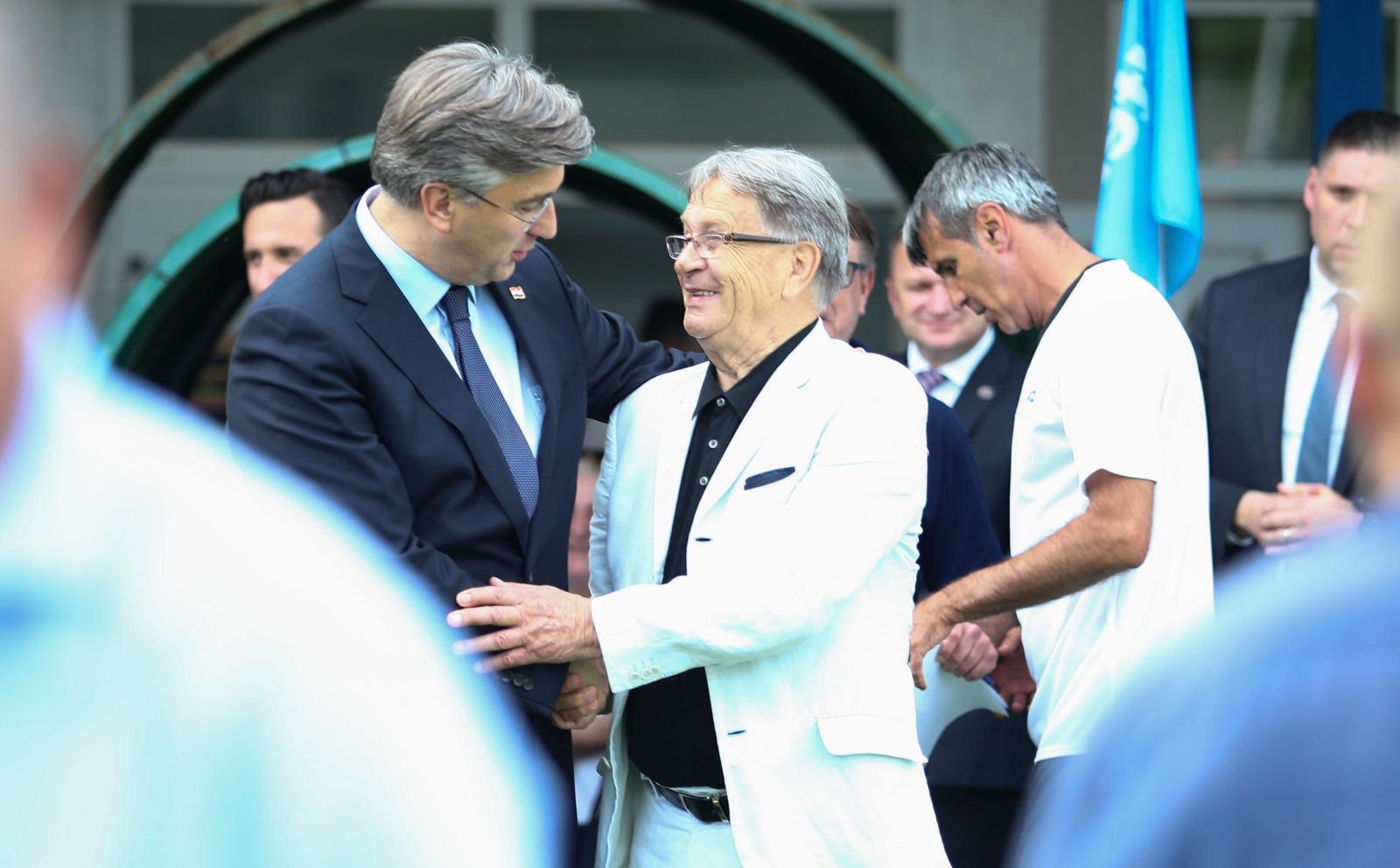 Božinović kaže da se Plenković ne rukuje. Slika ga demantira