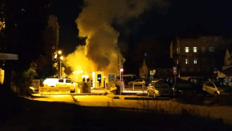 U Solinu izbio požar na parkiranom autu