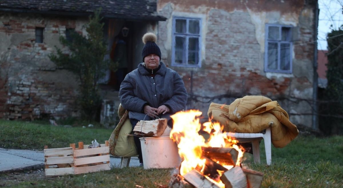 Žinić: Neki ljudi ne žele napustiti svoja ognjišta, naložili su vatru ispred ruševina