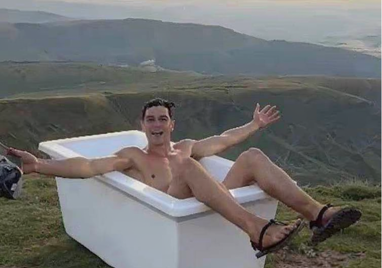 Influencer ostavio kadu na vrhu u Walesu. Ragbijaši je spustili, prijeti mu kazna