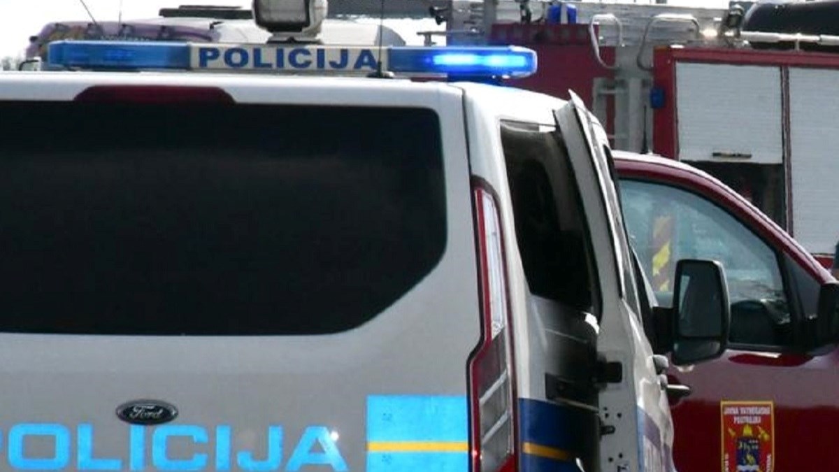 U izgorjelom autu kod Petrinje bilo tijelo žene. Muškarac nađen s reznim ranama