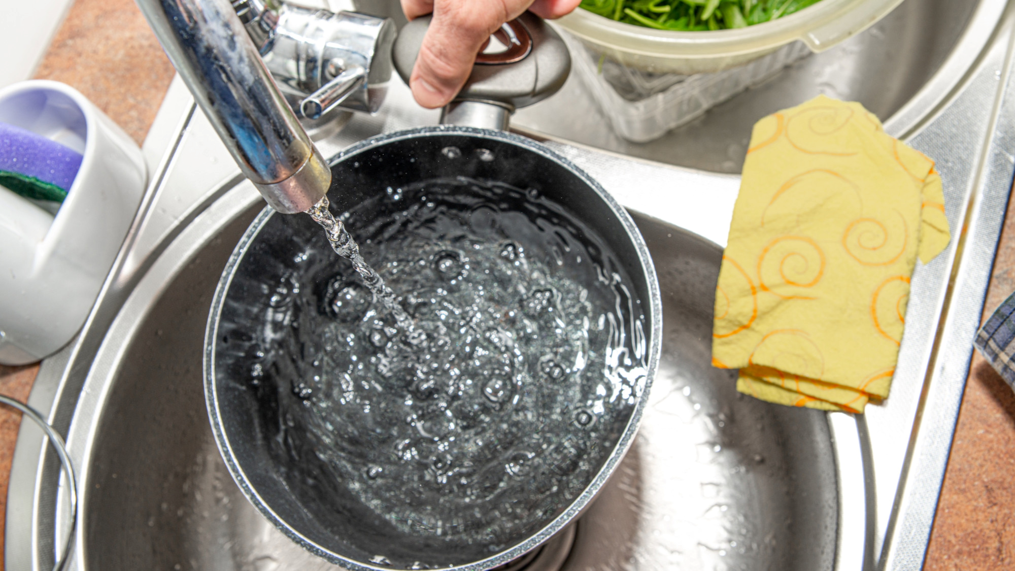 I vi u lonac za kuhanje točite toplu vodu iz slavine? Nemojte to raditi