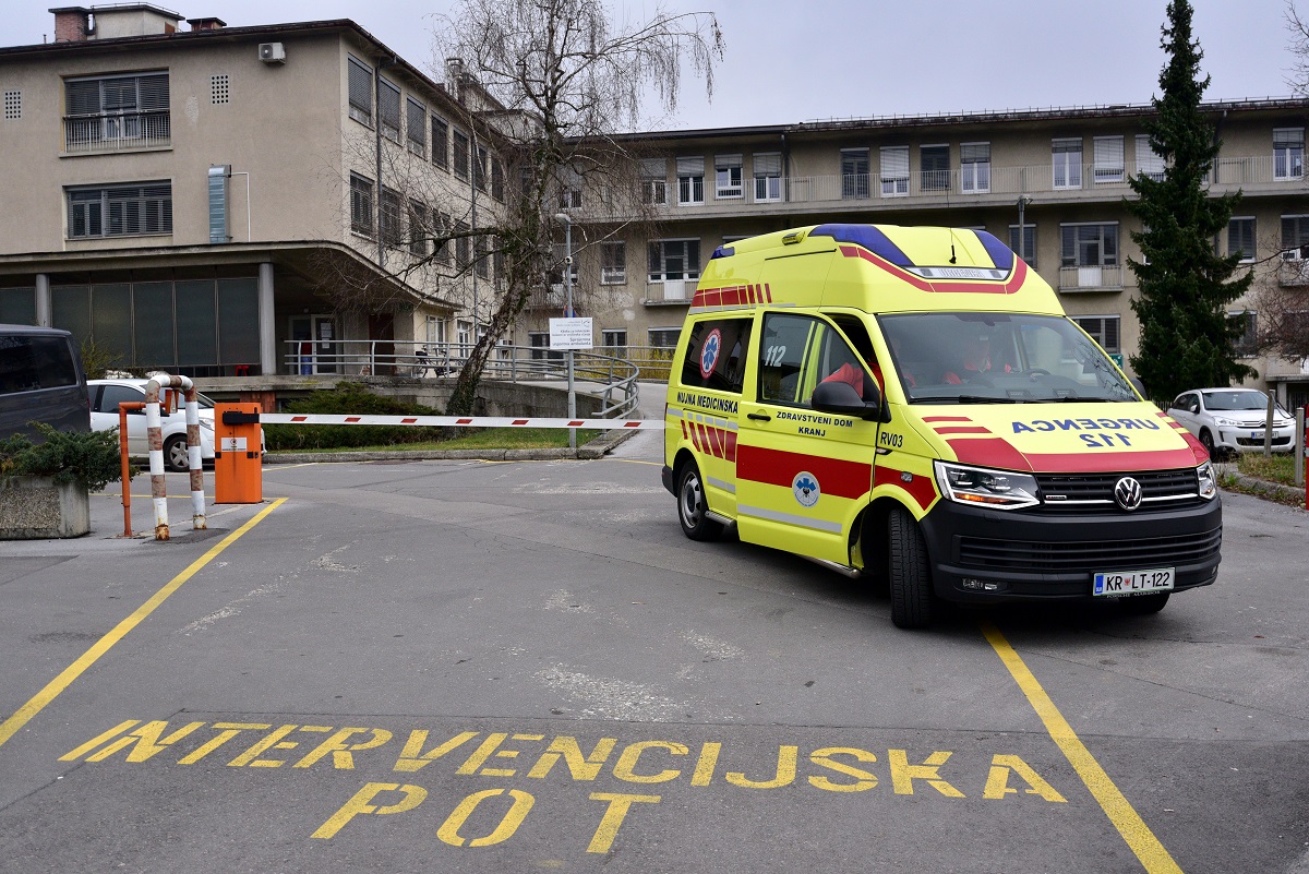 U Sloveniji i dalje preko 1000 novih, sve više mlađih pacijenata na intenzivnoj