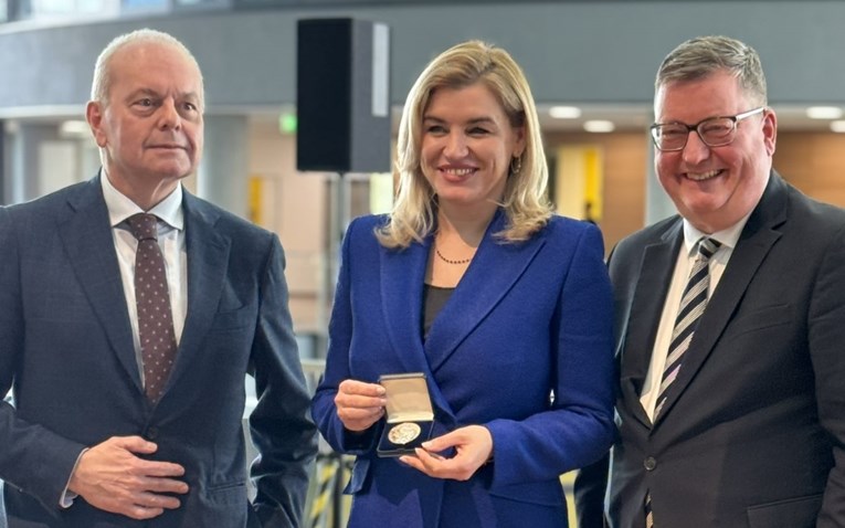 Ministrica Brnjac dobila medalju od njemačkog auto kluba