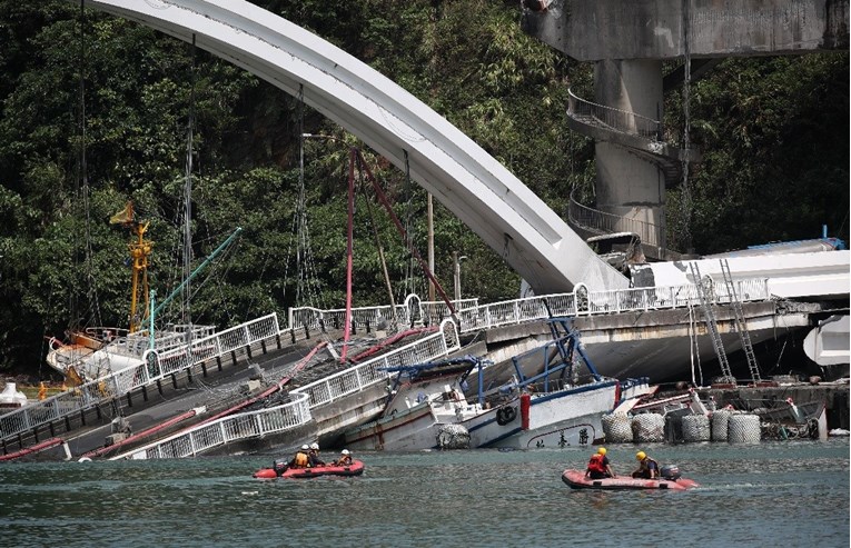 VIDEO Pogledajte kako se urušio most i zatrpao brodice u Tajvanu, ima nestalih