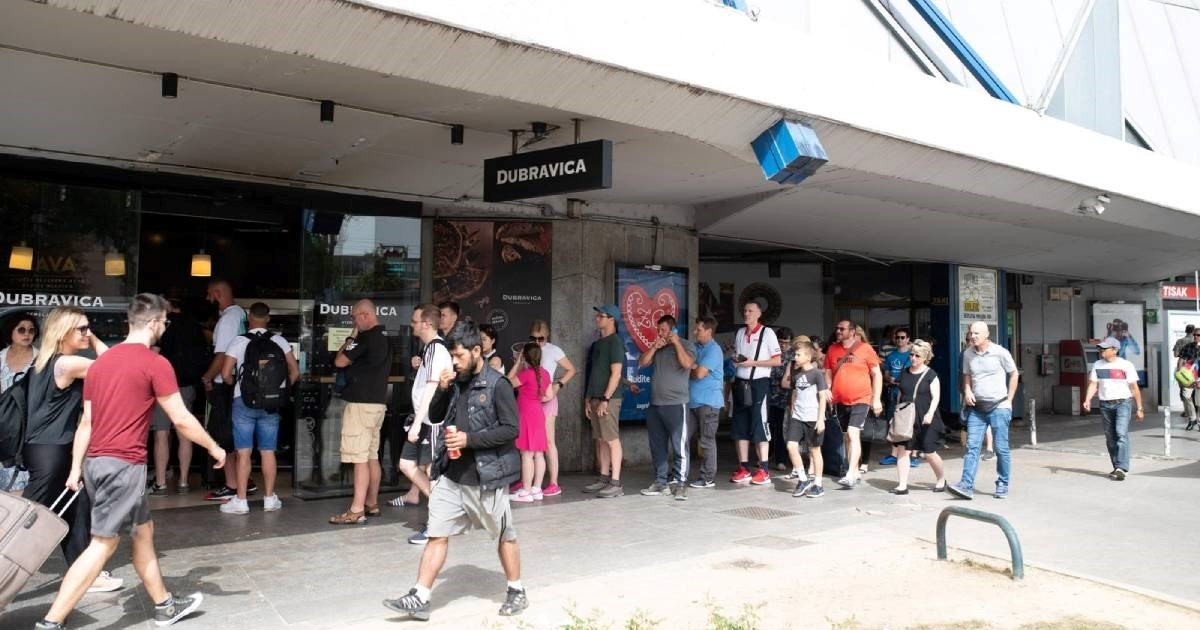 VIDEO Pogledajte redove ispred trgovina i pekara na zagrebačkom kolodvoru