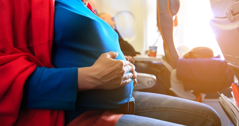 Žena dobila trudove nakon polijetanja pa rodila u zrakoplovu