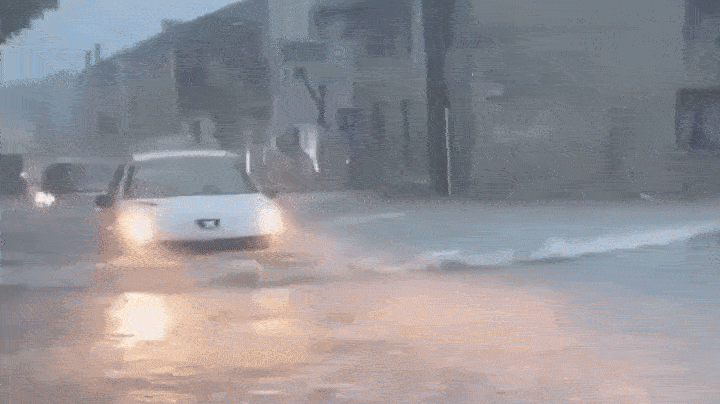 U poplavama u Francuskoj troje mrtvih. "Brzi vlak TGV doslovno je visio u zraku"