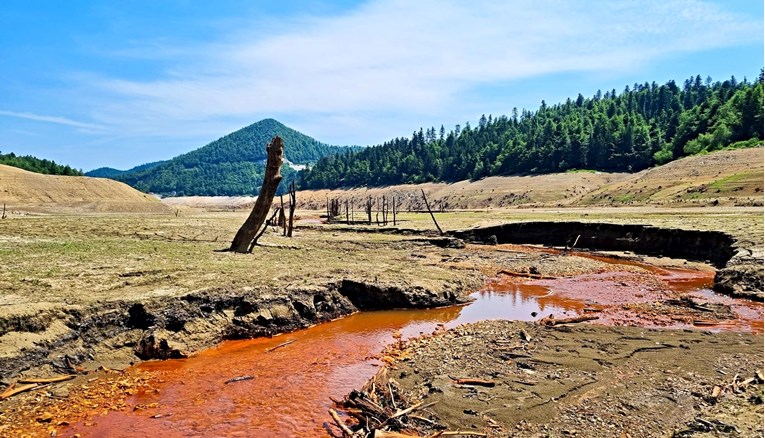 Obišli smo potopljeno naselje na dnu Lokvarskog jezera, pogledajte fotografije