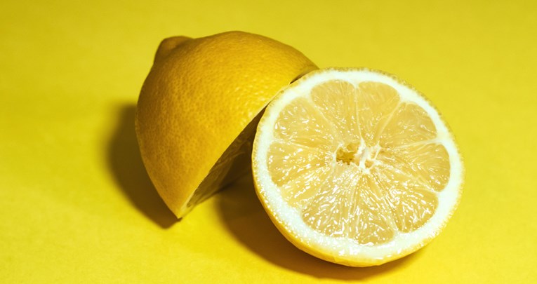 Žene na TikToku tvrde da limunov sok može pomoći odgoditi menstruaciju