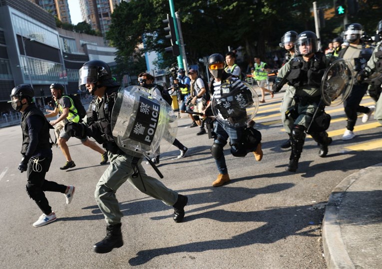 VIDEO Veliki neredi u Hong Kongu: Prosvjednici bacali molotovljeve koktele
