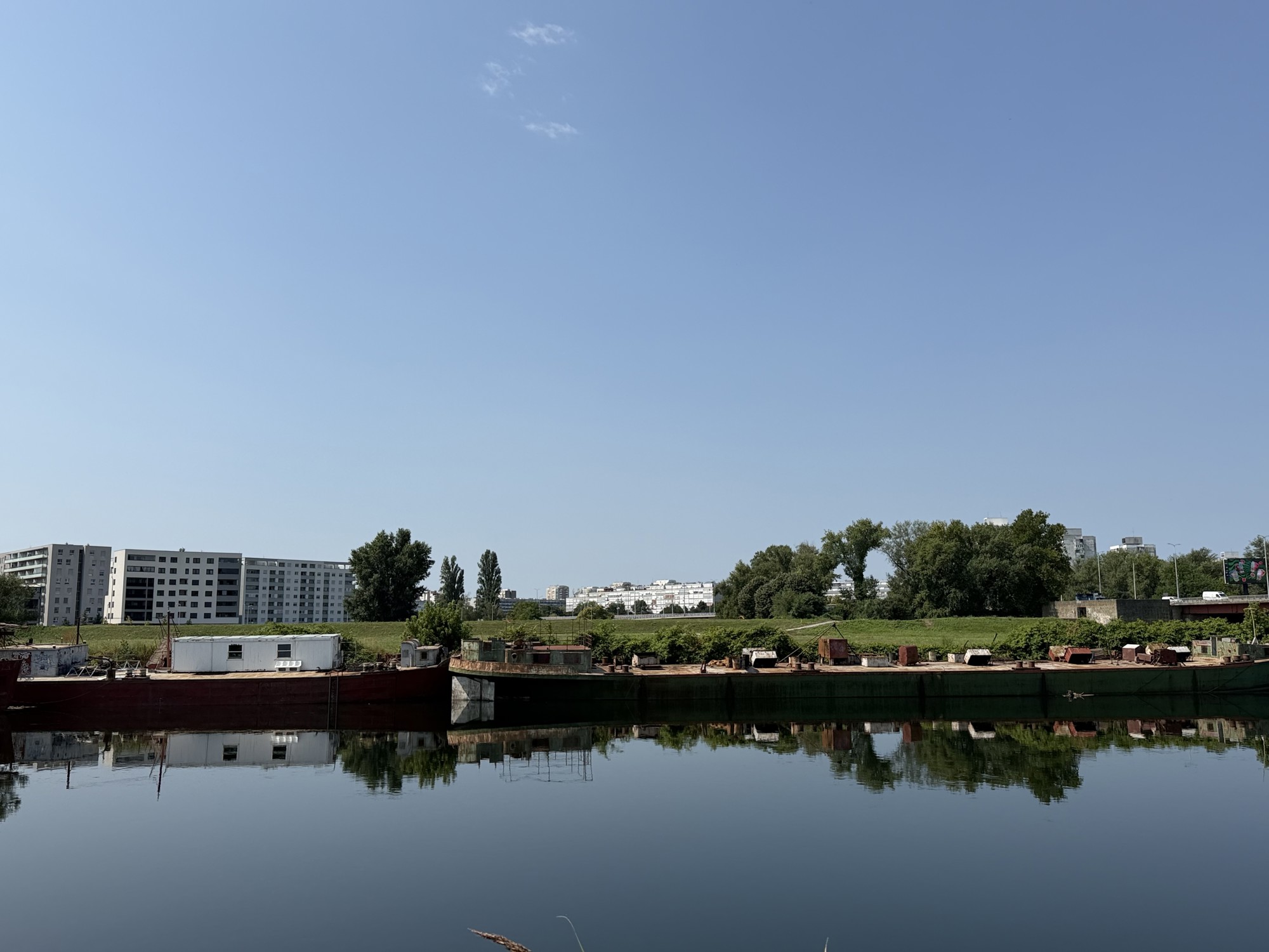 FOTO Godinama su nasukani na Savi. Trebali su biti noćni klubovi, kao oni u Beogradu