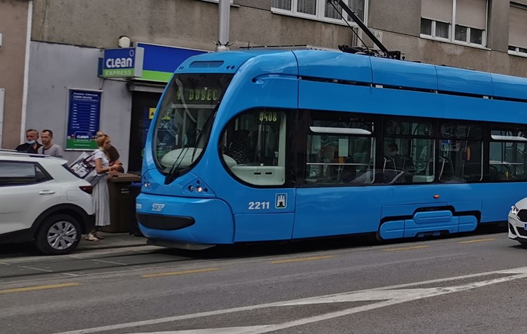 FOTO Žena parkirala auto uz tramvajsku prugu u Zagrebu, nastala kolona tramvaja