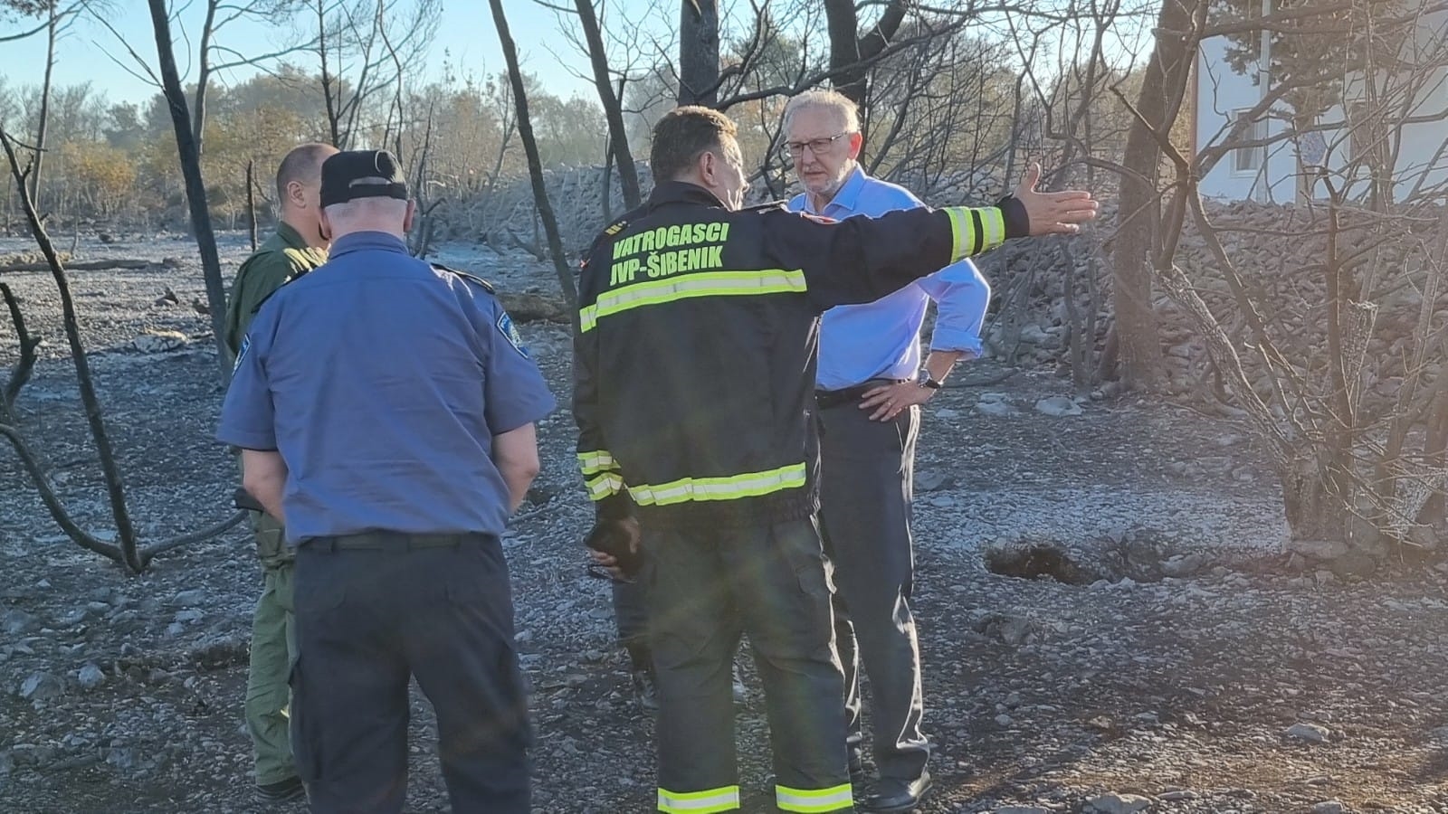 FOTO Božinović na požarištu: Hvala svima koji su noćas gasili