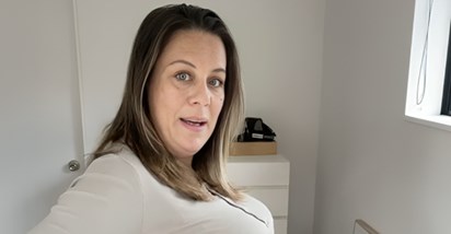 Žena koja nosi blizance pokazala trbuh u 29. tjednu trudnoće