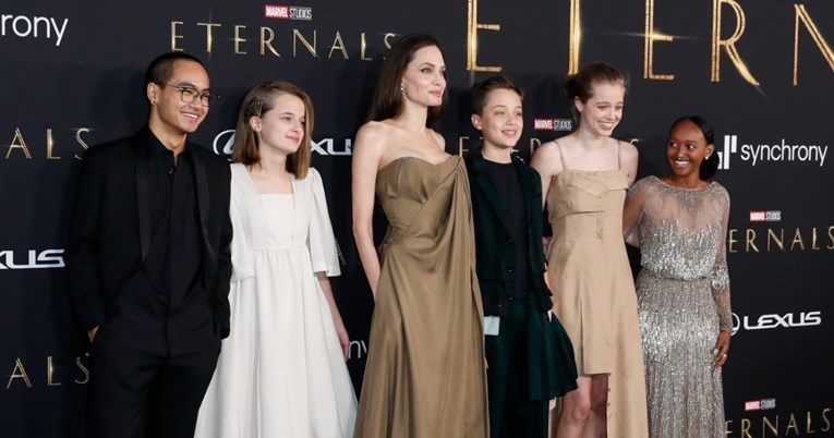 Angelina Jolie s djecom došla na crveni tepih, svu pažnju ukrao detalj na njenom licu