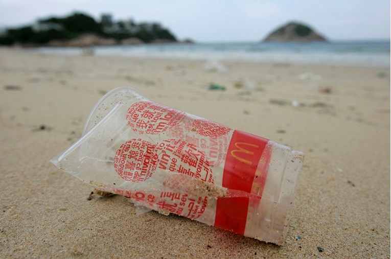 Pokrenut sustav za čišćenje oceana, vadi plastiku s pacifičkog "otoka smeća"