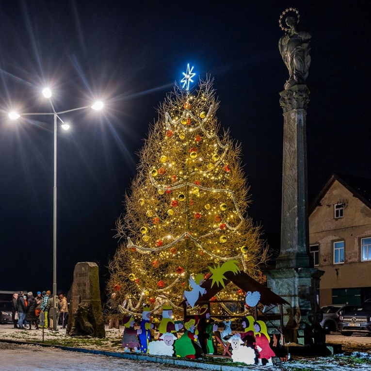 U češkom gradu okićeno drvce bez iglica, prvo takvo u povijesti