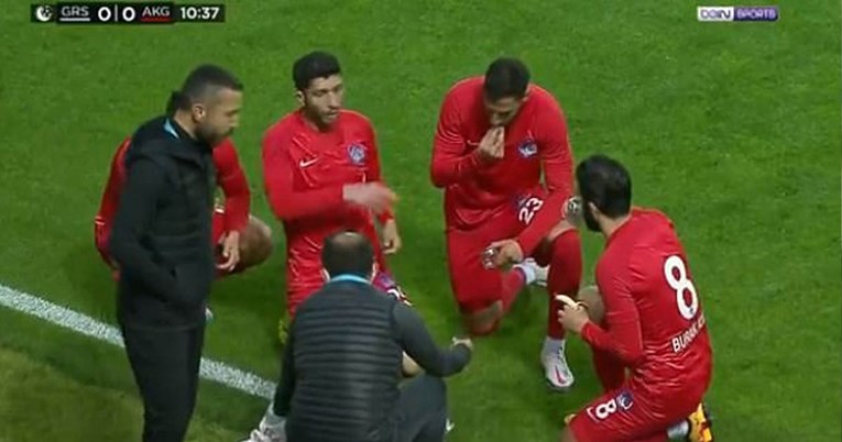 VIDEO Muslimanski nogometaši usred utakmice završili ramazanski post