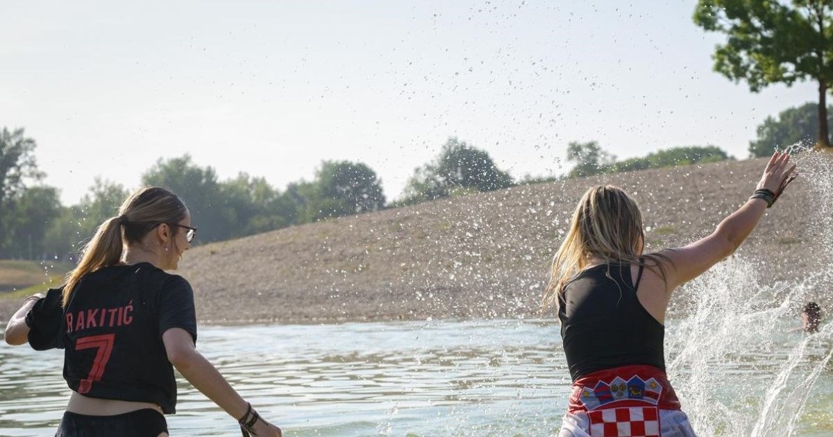 FOTO Neki od posjetitelja prije Thompsonova koncerta rashladili se u Bundeku