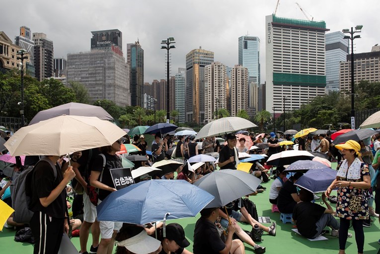 Tisuće prosvjednika na ulicama Hong Konga, prkose policijskoj zabrani