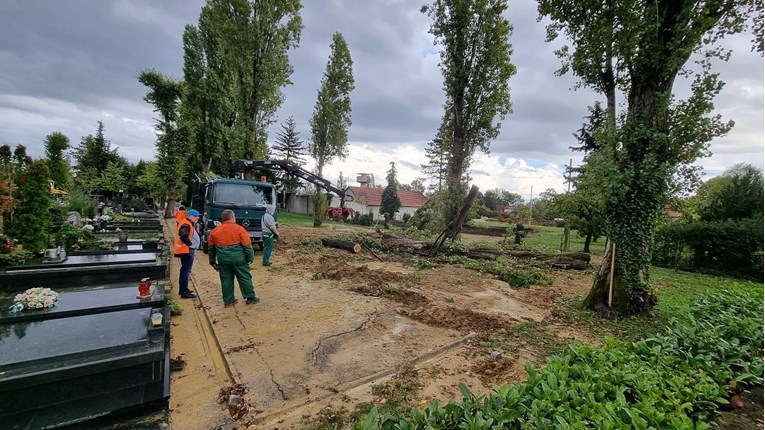 VIDEO Pukla cijev na zagrebačkom Mirogoju, dio groblja bio pod vodom