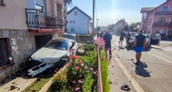 FOTO Nesreća u Gospiću, BMW završio u dvorištu uz zid kuće