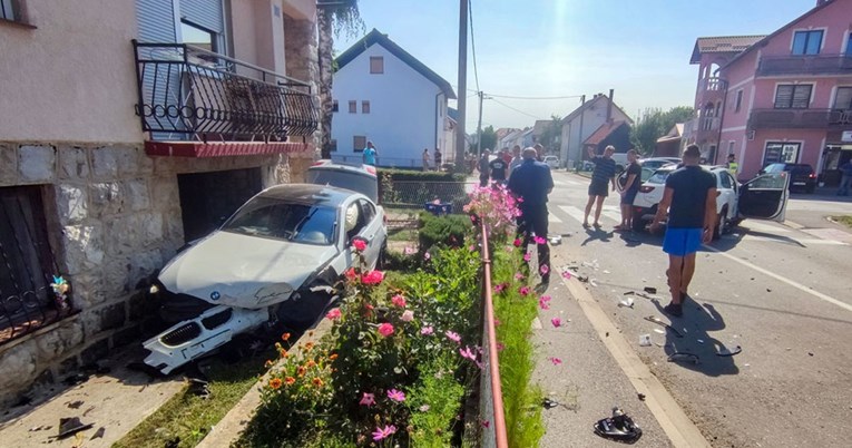 FOTO Nesreća u Gospiću, BMW završio u dvorištu uz zid kuće