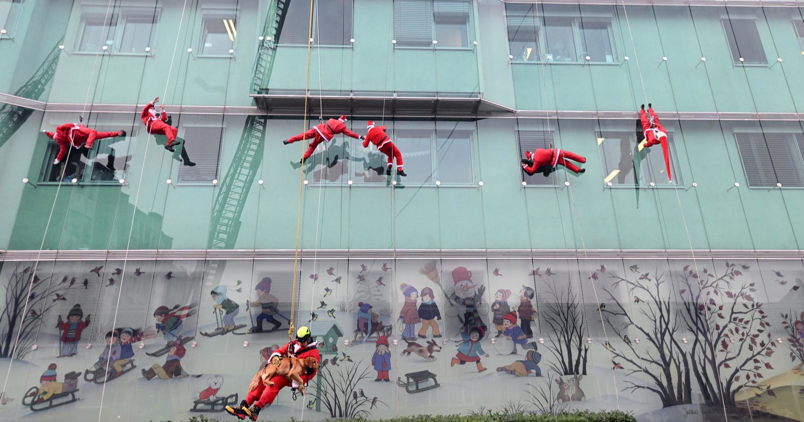 Djedovi Božićnjaci spustili se s krova pedijatrije u Ljubljani da razvesele pacijente