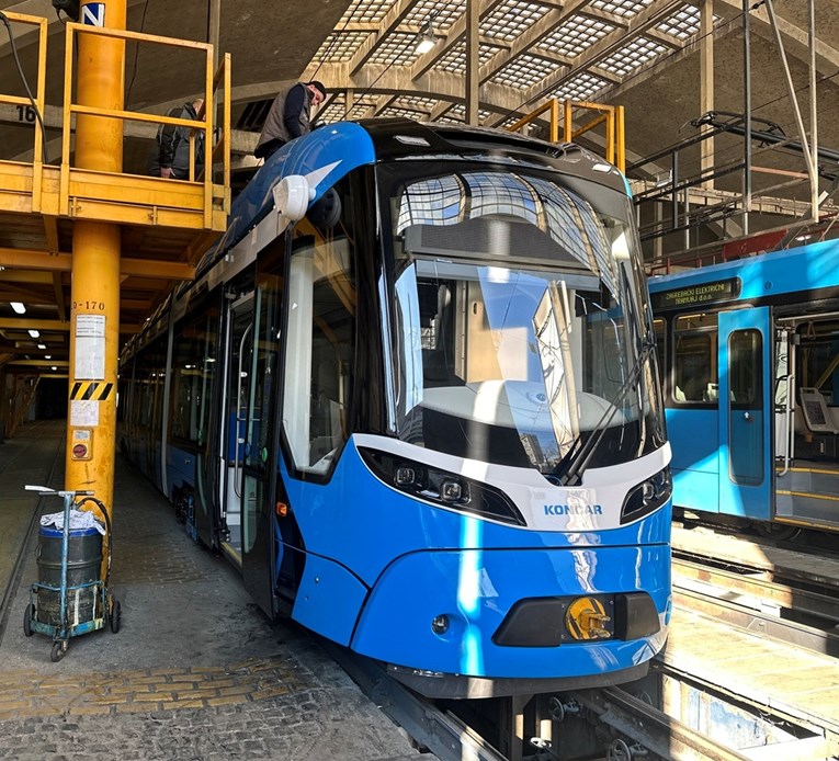 FOTO U Zagreb stigao još jedan novi tramvaj
