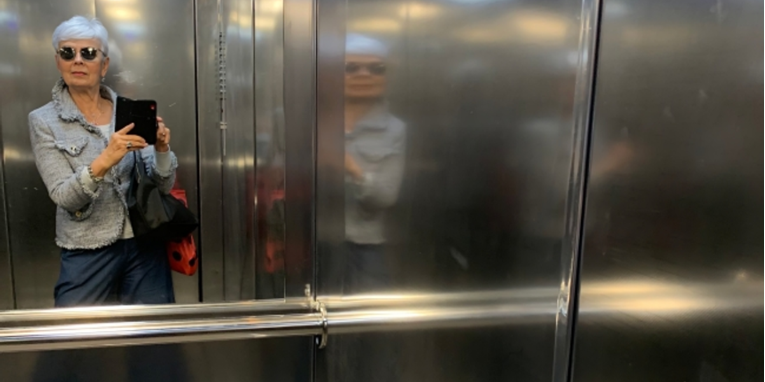 Kosor objavila selfie iz lifta. Fanovi je hvale: "Za dobrim konjem se prašina diže"