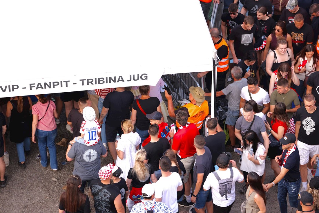 VIDEO Ljudi masovno ulazili na Hipodrom bez provjere. Nisu se gledale ni ulaznice